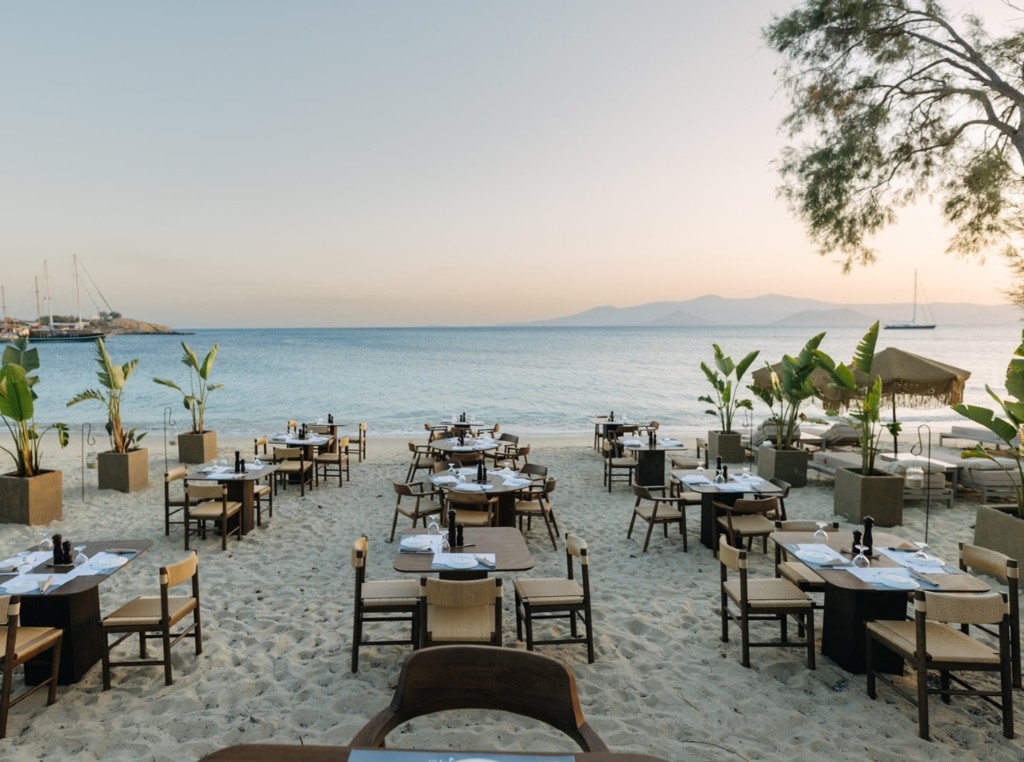 Beachfront dining on the sand at Santana Naxos, Agia Anna — umbrellas, tables, and the Aegean shoreline